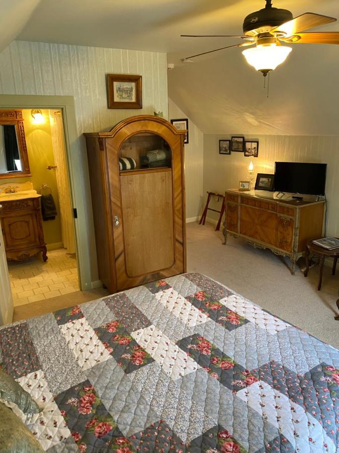 Bed & Breakfast B Street House